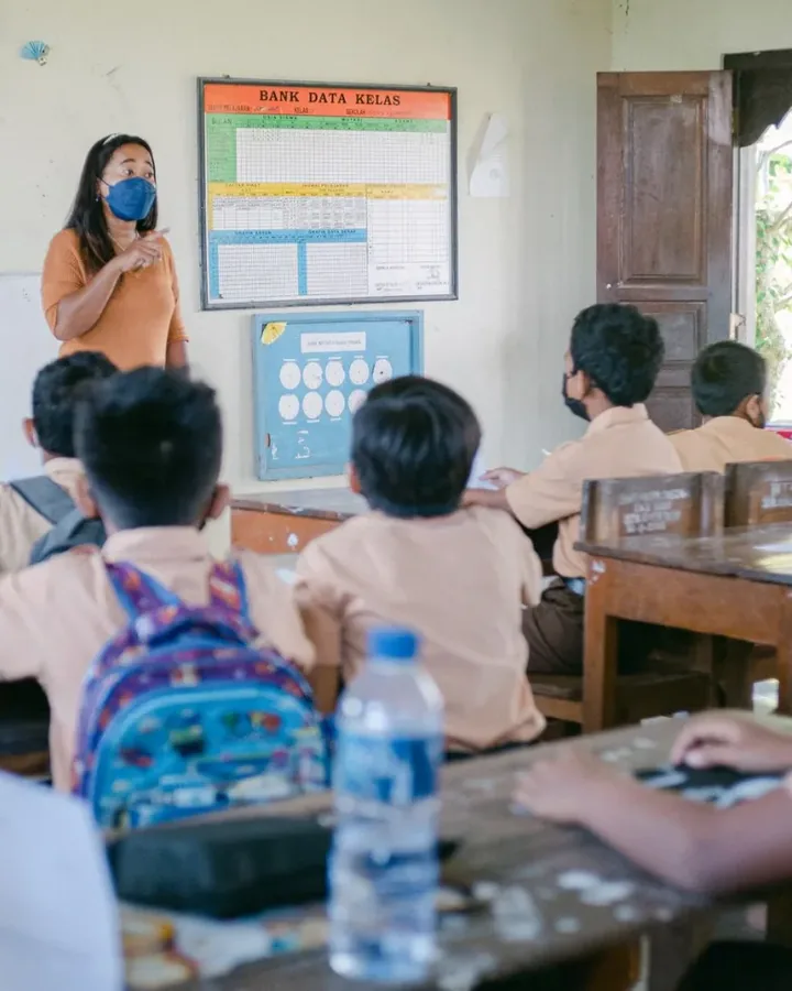 Học sinh làm bài trên lớp